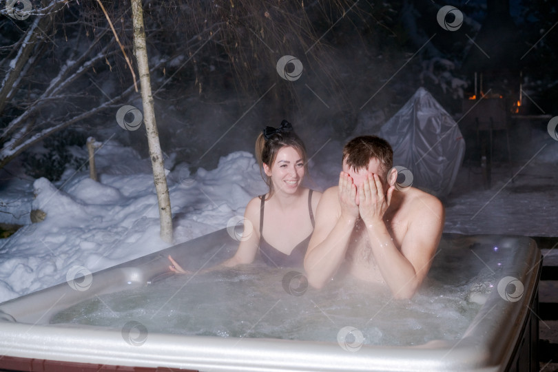 Скачать Мужчина и женщина находятся в горячей ванне фотосток Ozero