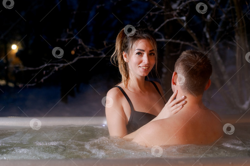 Скачать Мужчина и женщина находятся в горячей ванне фотосток Ozero