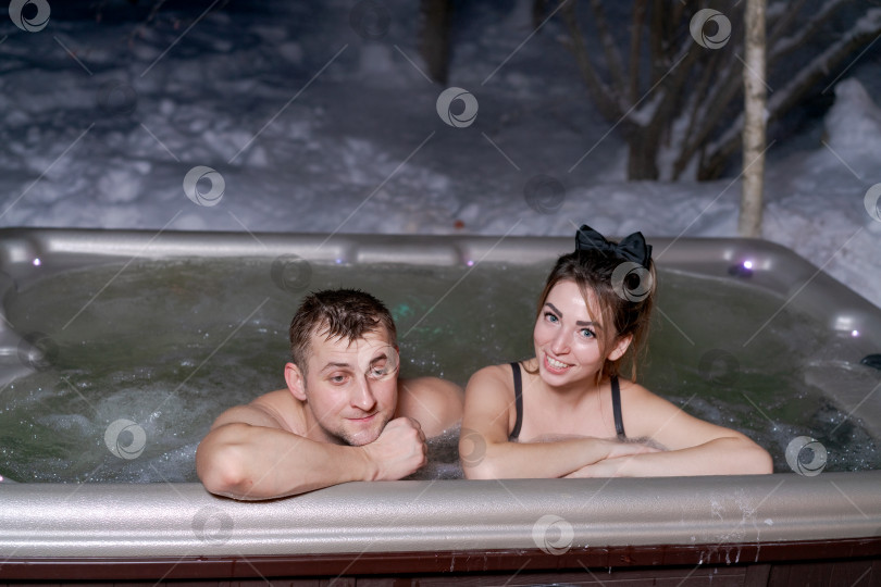 Скачать Мужчина и женщина сидят в горячей ванне фотосток Ozero