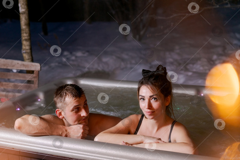 Скачать Мужчина и женщина сидят в горячей ванне фотосток Ozero