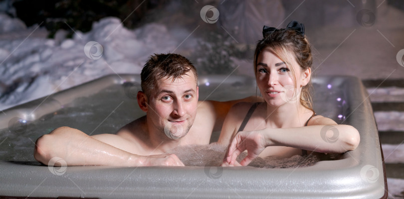 Скачать Мужчина и женщина находятся в горячей ванне фотосток Ozero
