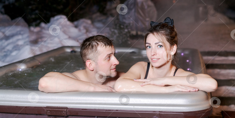 Скачать Мужчина и женщина находятся в горячей ванне фотосток Ozero