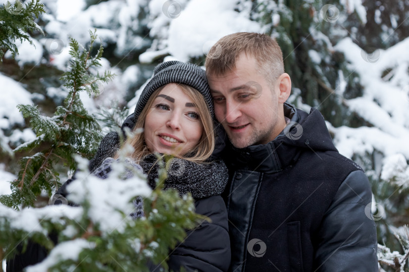 Скачать Мужчина и женщина обнимаются на снегу фотосток Ozero