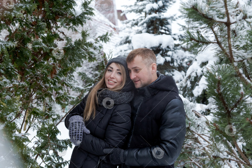 Скачать Мужчина и женщина стоят в снегу фотосток Ozero