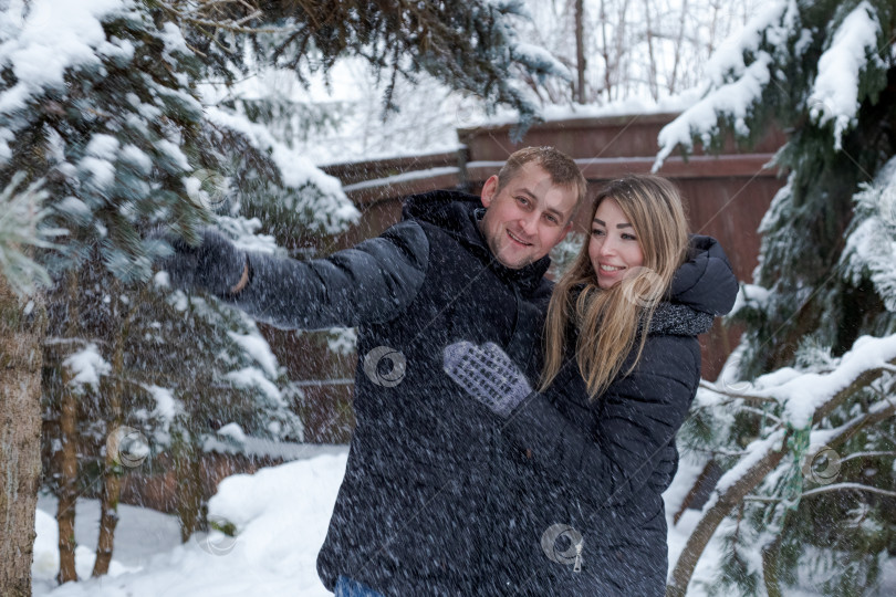 Скачать Мужчина и женщина стоят на снегу, оба в черных куртках фотосток Ozero