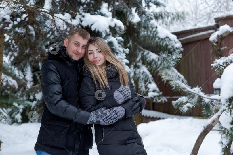 Скачать Мужчина и женщина стоят в снегу фотосток Ozero