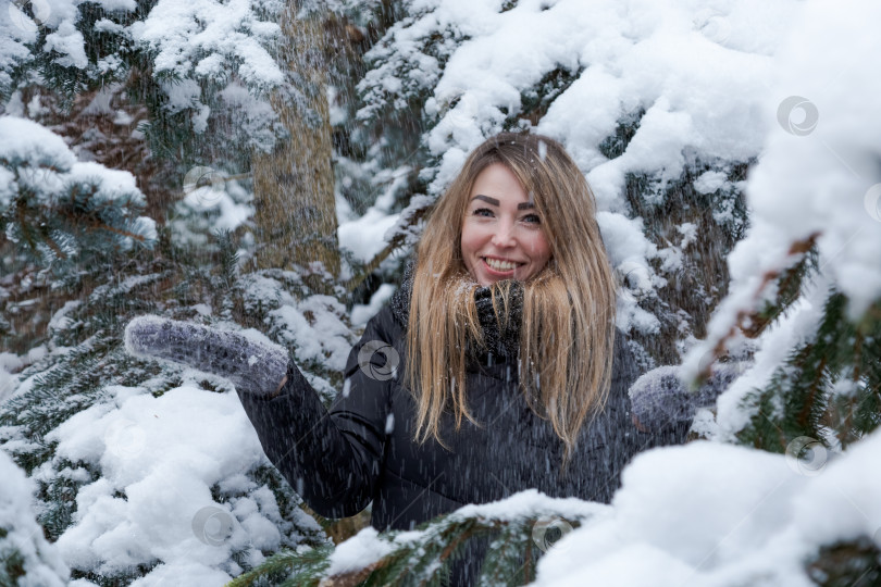 Скачать Женщина стоит в снегу, раскинув руки фотосток Ozero