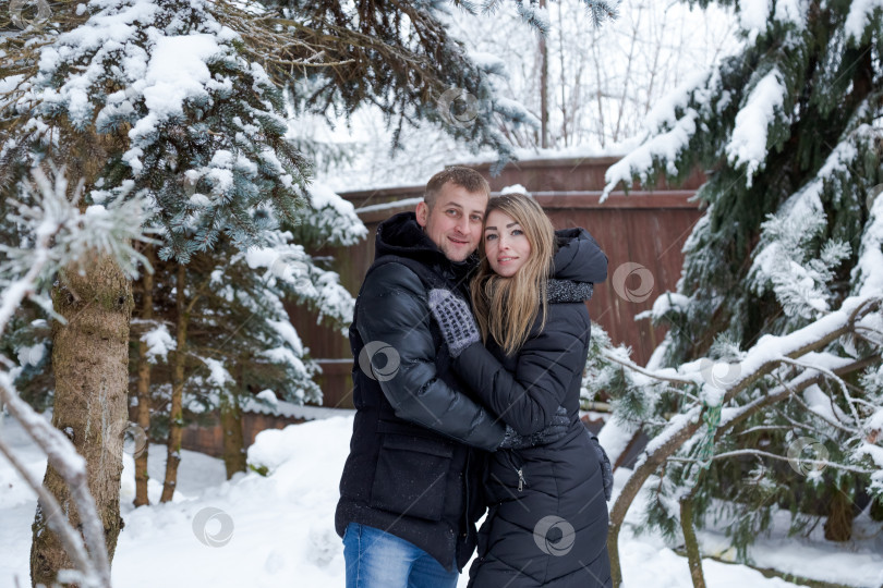 Скачать Мужчина и женщина стоят в снегу фотосток Ozero