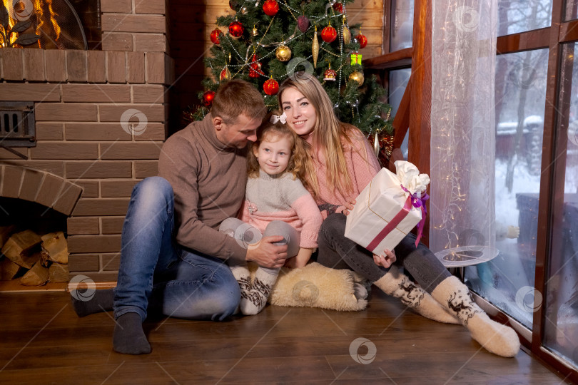Скачать Семья из трех человек: мужчина, женщина и ребенок фотосток Ozero