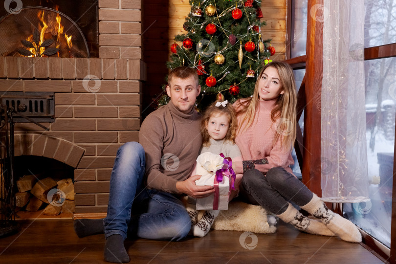 Скачать Мужчина держит в руках подарок фотосток Ozero