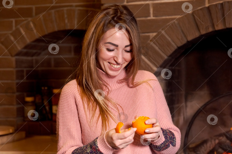 Скачать Женщина держит в руке апельсин фотосток Ozero