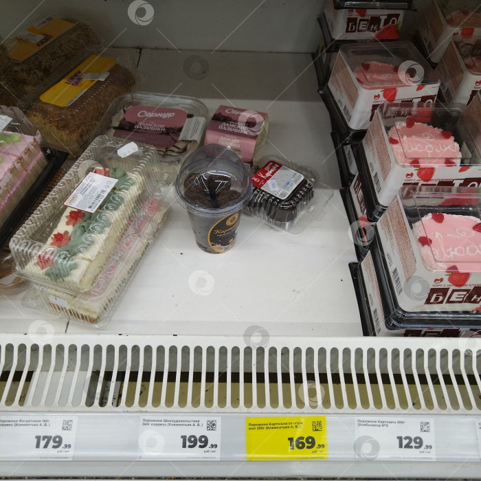 Скачать Отдел пирожных в магазине "Магнит". фотосток Ozero
