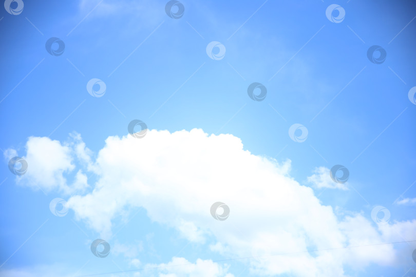 Скачать Пейзаж с голубым небом и облаками фотосток Ozero