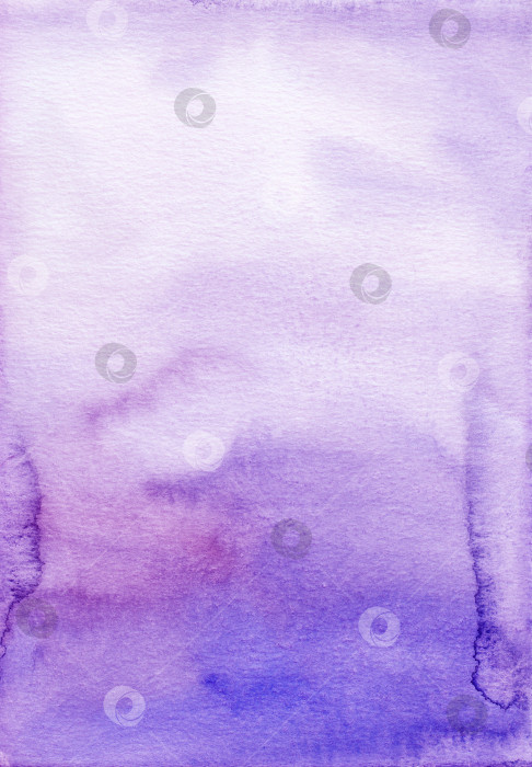 Скачать Акварельная фиолетово-белая текстура фона. Акварельные фиолетовые мазки кистью на бумажном фоне. фотосток Ozero