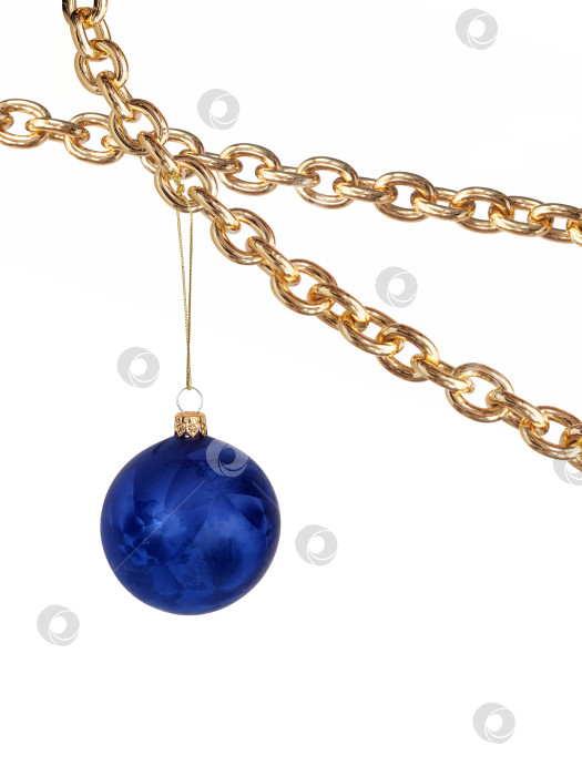 Скачать Синее рождественское украшение на золотых цепочках, выделенное на белом фоне для текста, готово к вырезанию. Шаблон с чрезвычайно высоким разрешением фотосток Ozero