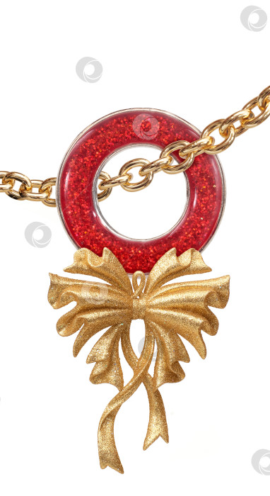 Скачать Рождественско-новогодняя композиция с красным блестящим орнаментом и золотым бантом на белом фоне, готовая к печати. Чрезвычайно высокое разрешение фотосток Ozero