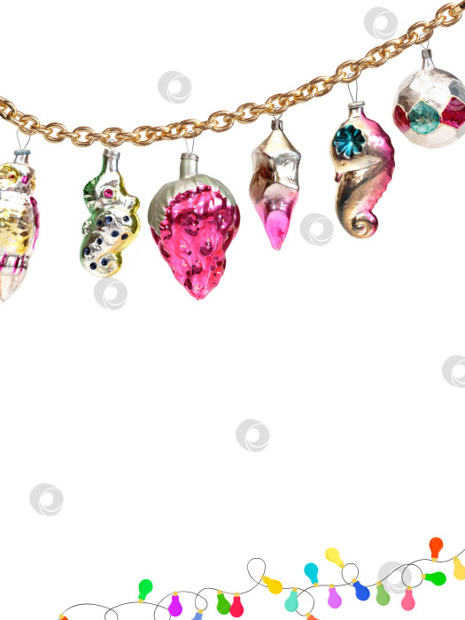 Скачать Винтажные рождественские украшения-гирлянда с золотой цепочкой и лампочками на белом фоне, настраиваемое пространство для текста. Чрезвычайно высокое разрешение фотосток Ozero