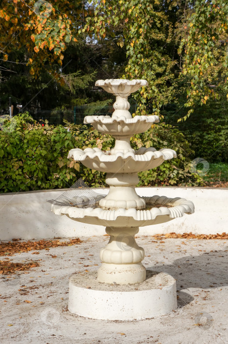 Скачать Казань, Татарстан, Россия – 05 октября 2025: Зооботсад. Старинная ваза бассейна осенью. фотосток Ozero