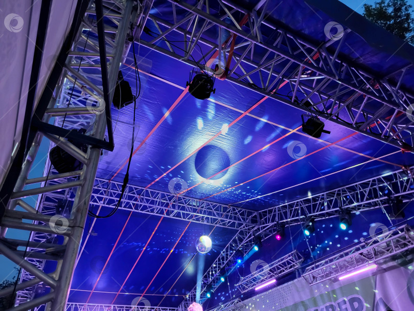 Скачать Рыбинск, Россия, 10.06.2025 Вечером на сцене сверкающий зеркальный диско-шар, рассеивающий блики фотосток Ozero