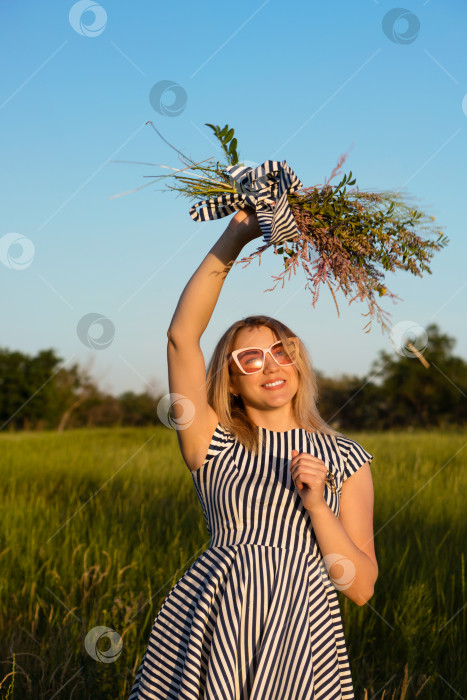 Скачать Прогулка по лугу летним вечером фотосток Ozero