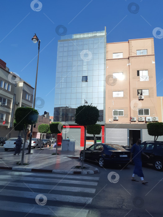 Скачать Здание с зеркальными окнами фотосток Ozero