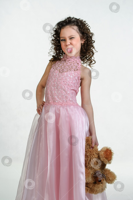 Скачать Забавная девочка в розовом платье. фотосток Ozero