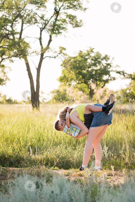 Скачать Молодая веселая семья весело проводит время на природе фотосток Ozero