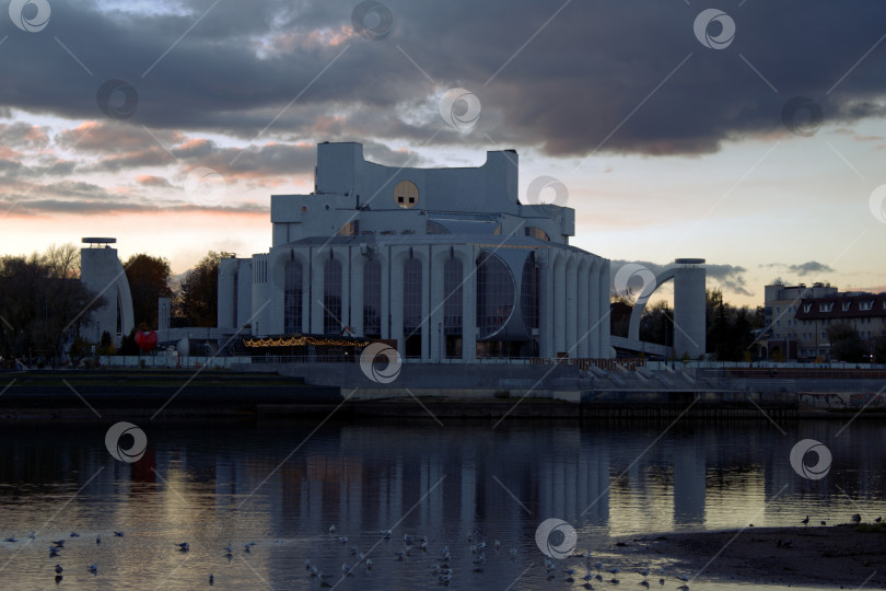 Скачать Вид на драмтеатр через реку Волхов. Великий Новгород. фотосток Ozero