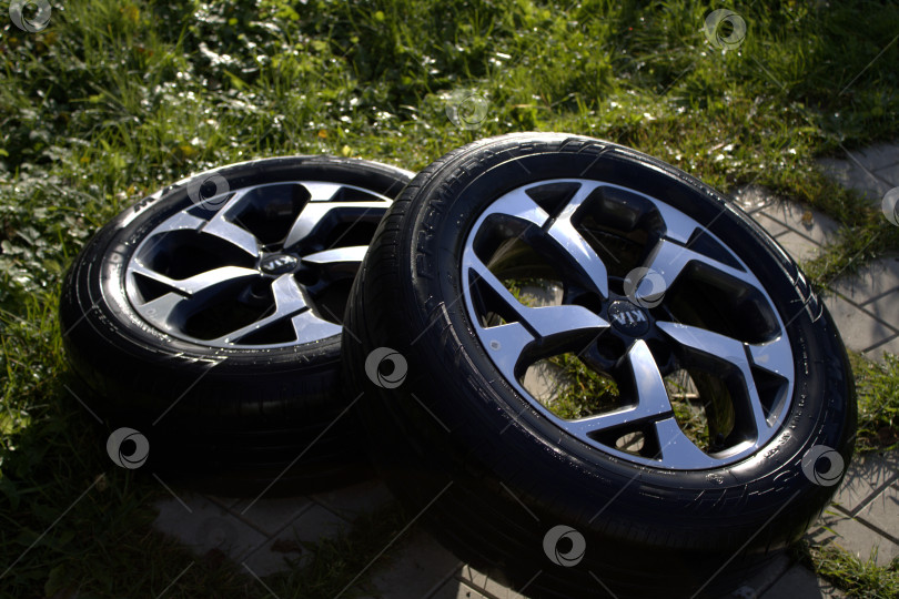 Скачать Шины с дисками. фотосток Ozero