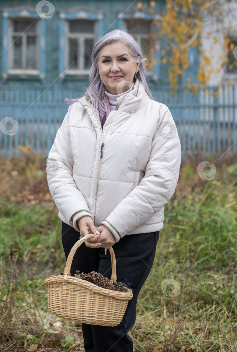 Скачать Портрет пожилой женщины - жительницы деревни фотосток Ozero