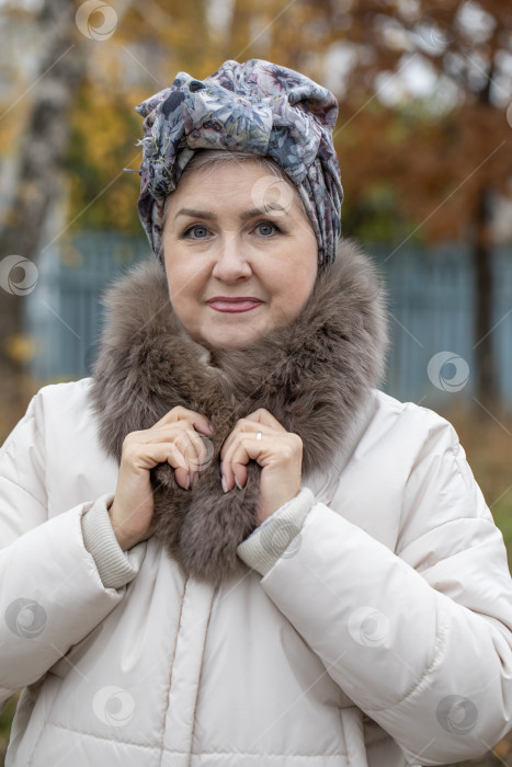 Скачать Портрет пожилой женщины - жительницы деревни фотосток Ozero