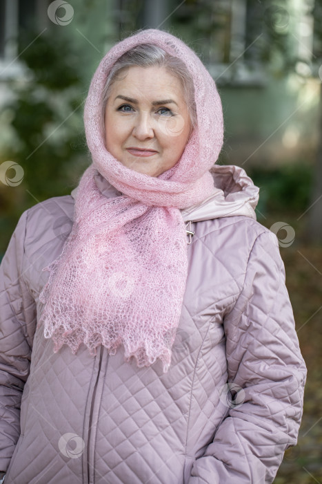 Скачать Портрет пожилой женщины в розовой пуховой шали фотосток Ozero