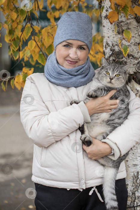 Скачать Портрет пожилой женщины - жительницы деревни фотосток Ozero