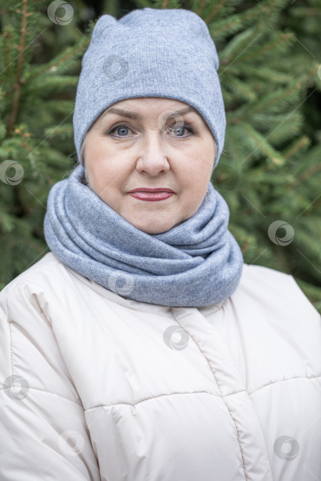 Скачать Портрет пожилой женщины - жительницы деревни фотосток Ozero