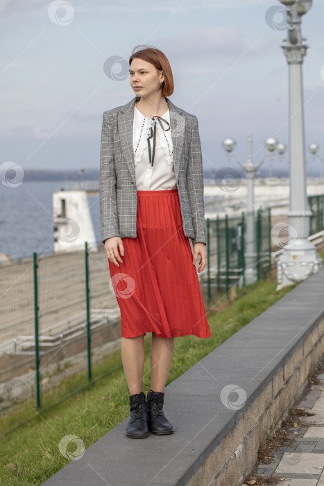 Скачать Модный портрет молодой красивой женщины в красной юбке фотосток Ozero
