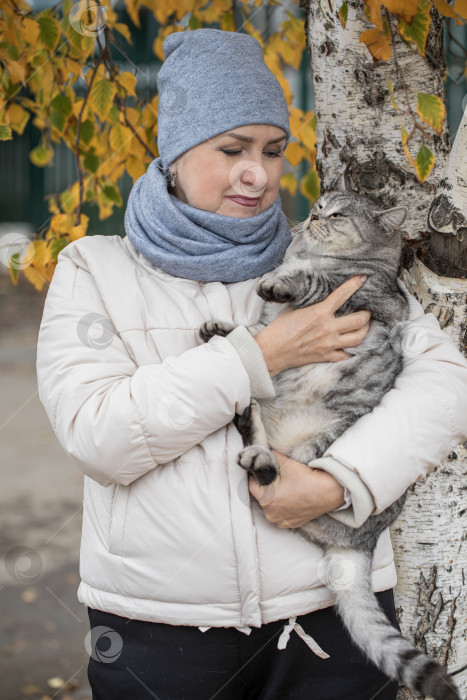 Скачать Портрет пожилой женщины - жительницы деревни фотосток Ozero