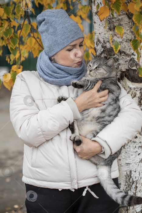 Скачать Портрет пожилой женщины - жительницы деревни фотосток Ozero