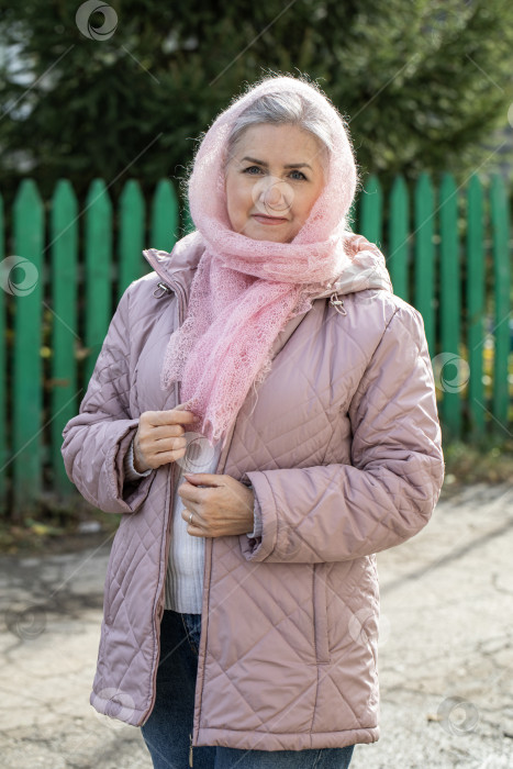 Скачать Портрет пожилой женщины в розовой пуховой шали фотосток Ozero