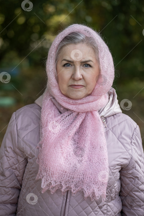 Скачать Портрет пожилой женщины в розовой пуховой шали фотосток Ozero