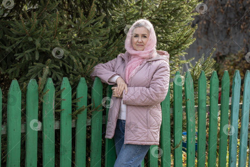 Скачать Портрет пожилой женщины в розовой пуховой шали фотосток Ozero