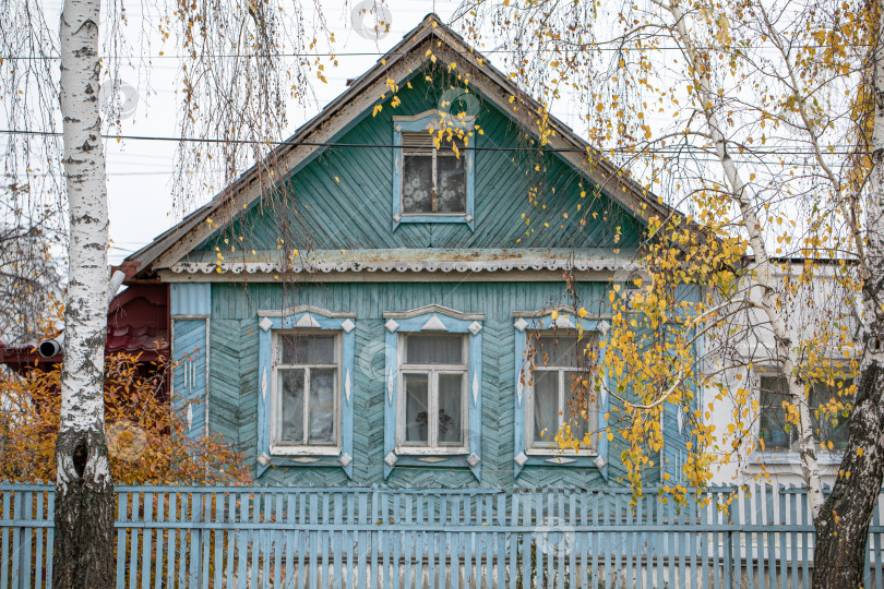 Скачать Русский одноэтажный деревенский дом с деревянным забором фотосток Ozero