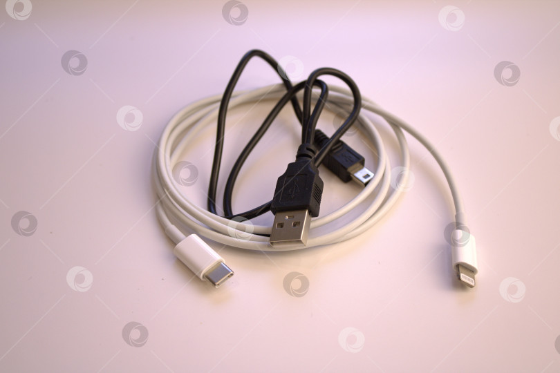 Скачать Белый и черный кабели. фотосток Ozero