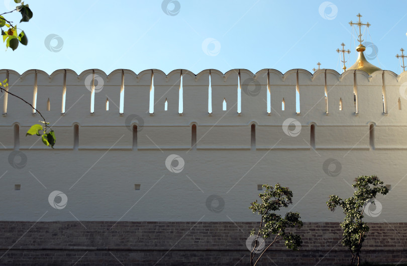 Скачать Москва, Россия - август 20, 2023: Восстановленная древняя крепостная стена Новодевичьего монастыря фотосток Ozero