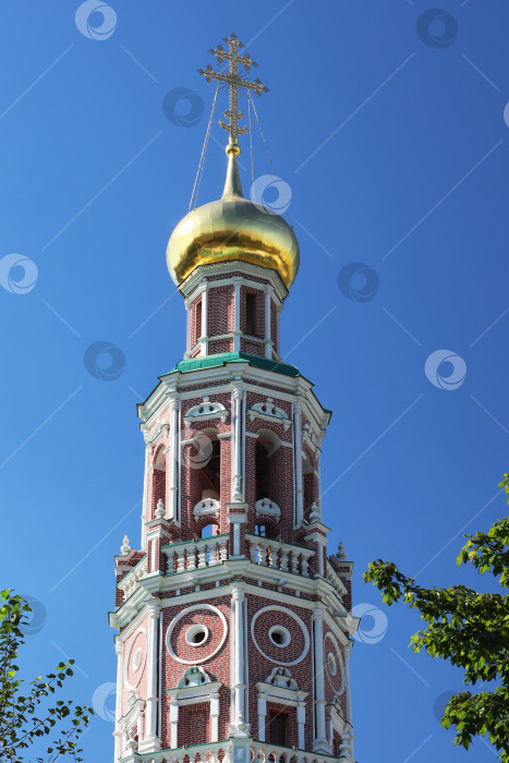 Скачать Москва, Россия - август 20, 2023: Золотые купол и крест на колокольне собора, расположенного на территории Новодевичьего монастыря. фотосток Ozero