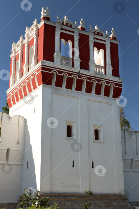 Скачать Москва, Россия - август 20, 2023: Прямоугольная башня в стене Новодевичьего монастыря. Особенности древнерусской архитектуры. фотосток Ozero