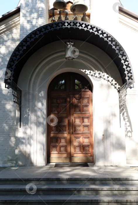 Скачать Москва, Россия - август 20, 2023: Вход в православную часовню. Резные деревянные двери в церкви. фотосток Ozero