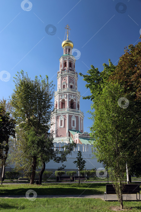Скачать Москва, Россия - август 20, 2023: Колокольня собора на территории Новодевичьего монастыря. Вид с бульвара. фотосток Ozero