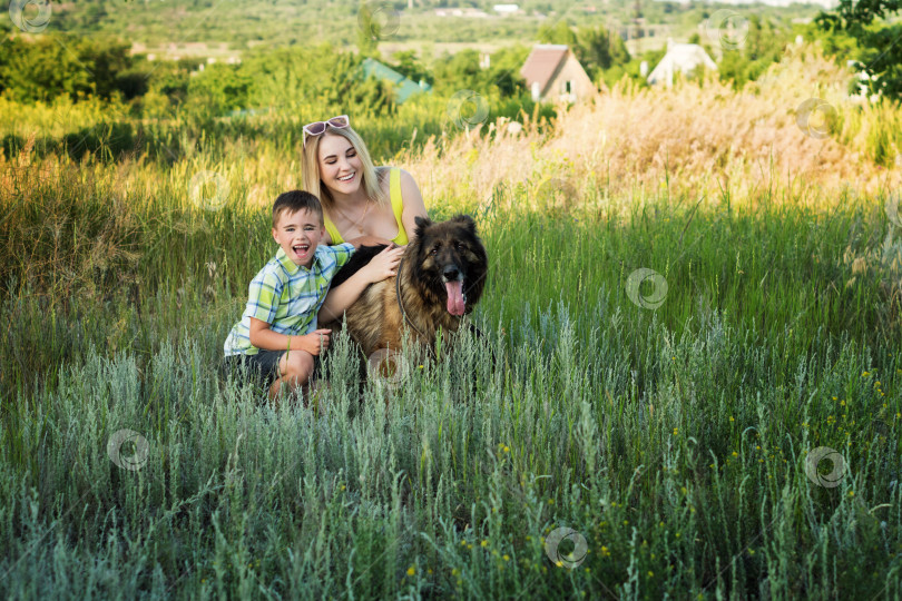 Скачать Счастливая семья выгуливает собаку фотосток Ozero
