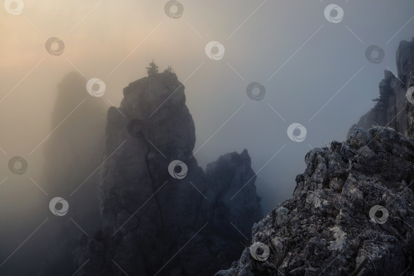 Скачать Утренний туман и горы, когда солнце поднимается над ними. фотосток Ozero