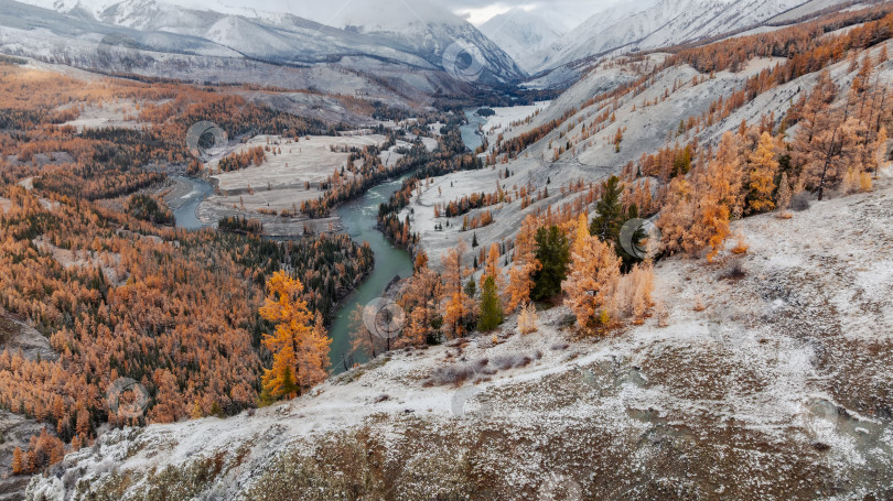 Скачать Удивительный вид с высоты птичьего полета на красивую изогнутую реку и низкие снежные облака фотосток Ozero